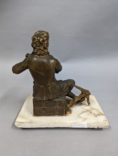 Bronze de pendule représentant un personnage assis sur un coffre de Marine avec une...