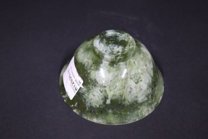 Petite coupelle en néphrite Small nephrite dish
Modern China
H. 5 cm

RVF