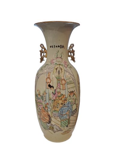 Grand vase en porcelaine à décor orné de dignitaires accompagnés de leurs serviteurs...