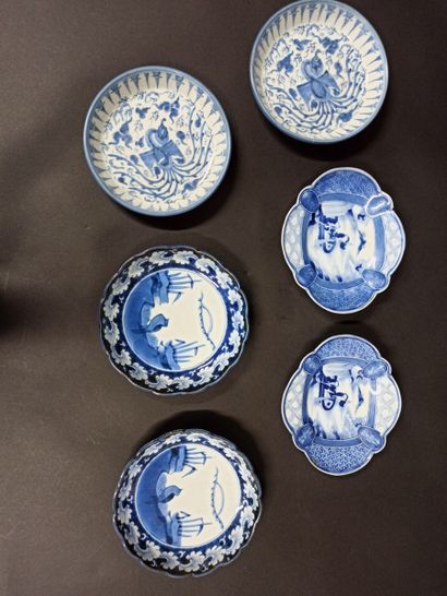 Deux séries de trois plats en porcelaine bleu blanc à décor d'oiseaux, phoenix et...