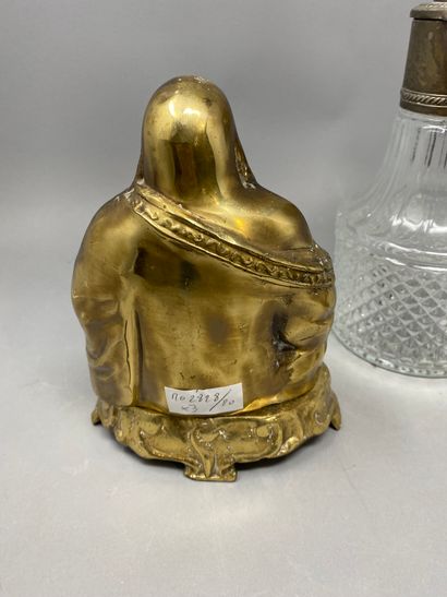 Lot comprenant : un Bouddha souriant en bronze, un bracelet en laiton figurant une...