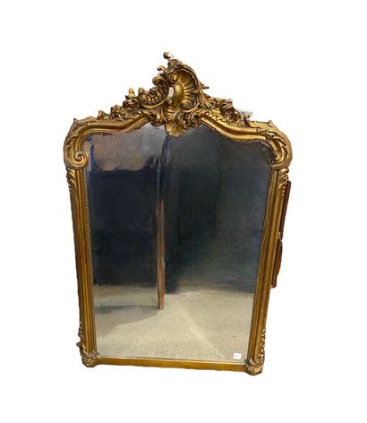 Miroir de Style Louis XV en bois et stuc doré, Miroir de Style Louis XV en bois et...