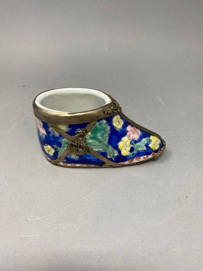 Chine, petit vide poche en porcelaine émaillé à motif de fleurs et de dragons, gainé de métal figurant un petit chausson 