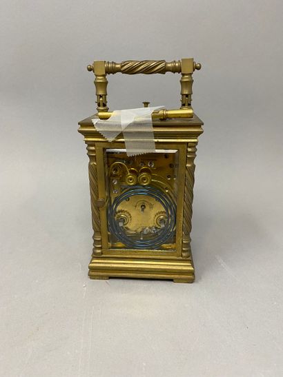 Pendule d'officier en bronze à 4 glaces à sonnerie heures-demies Officer's clock...