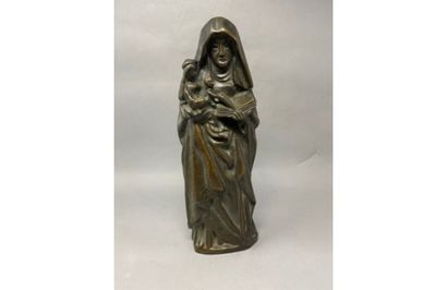 Sculpture en bronze figurant une vierge à l'enfant Sculpture en bronze figurant une...