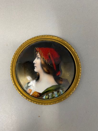 Un émail de Limoges, profil de femme dans le goût de la Renaissance, réhauts dorés,...