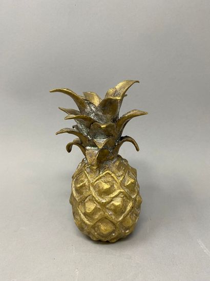 Ananas en bronze doré en état d'usage (traces d'oxcidation) Ananas en bronze doré...