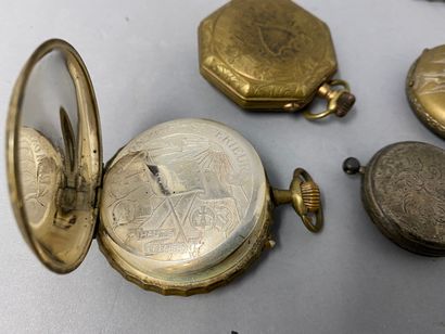 4 montres à gousset en métal et métal argenté dont gravées de figures équestres 4...