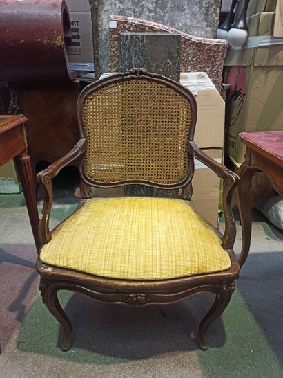 Réunion d'un fauteuil canné de style Louis XV, assise en velours jaune et de douze...