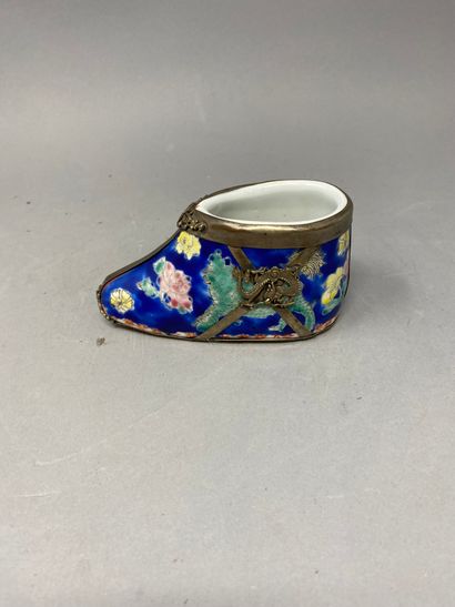 Chine, petit vide poche en porcelaine émaillé à motif de fleurs et de dragons, gainé...