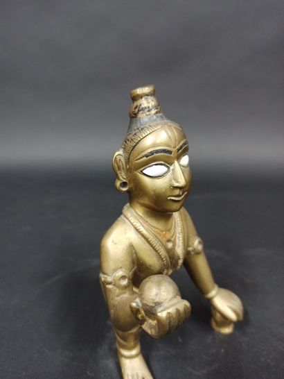 Statuette de bouddha enfant à la motte de beurre en alliage de bronze et pigments,...