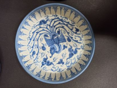 Deux séries de trois plats en porcelaine bleu blanc à décor d'oiseaux, phoenix et...