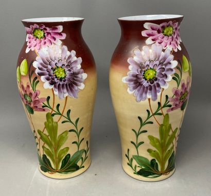 Paire de vases verre application peint de fleurs Paire de vases verre application...
