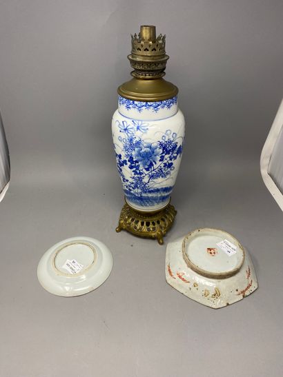 Lot CHINE Lot CHINE 
Lampe à huile en porcelaine de Chine décor bleu blanc figurant...