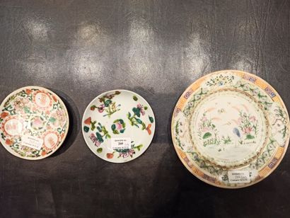 CHINE CHINA
Set of three porcelain plates, one decorated with a heron and butterflies.
D....