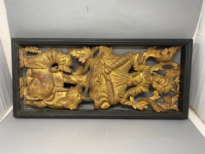 Groupe en bois sculpté ajouré doré Carved wood group with gilded openwork 
Representing...