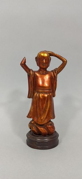 CHINE - Vers 1900 CHINE - Vers 1900
Statuette en bois laqué or, représentant bouddha...