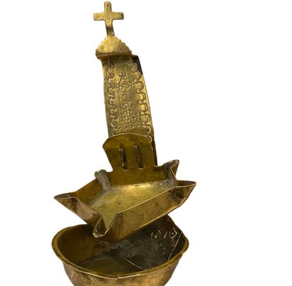 Une lampe à huile en laiton XIX Une lampe à huile en laiton XIX
surmonté d'une croix,...