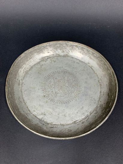Plat Plat
Cuivre étamé
Iran ou Inde,Seconde moitié du XIXe siècle
Diam. 24 cm

Ce...