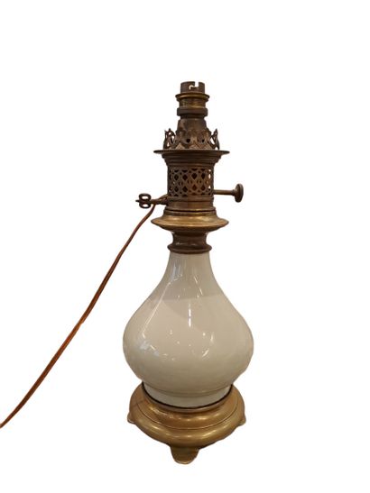 Vase balustre en porcelaine céladon monté en lampe à huile Celadon porcelain baluster...