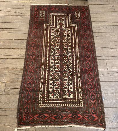 Un petit tapis caucasien avec une mirabelle écrue 180 x 93 cm Un petit tapis caucasien...