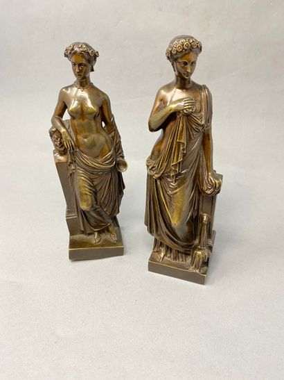 Deux statuettes en bronze^présentant des femmes vetues à l'antique reposant sur une...