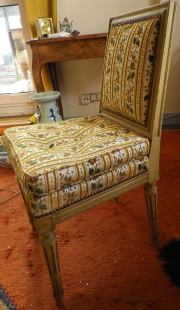 Un fauteuil et une chaise de style Louis XVI garnis de tissu à bandes de fleurs et...