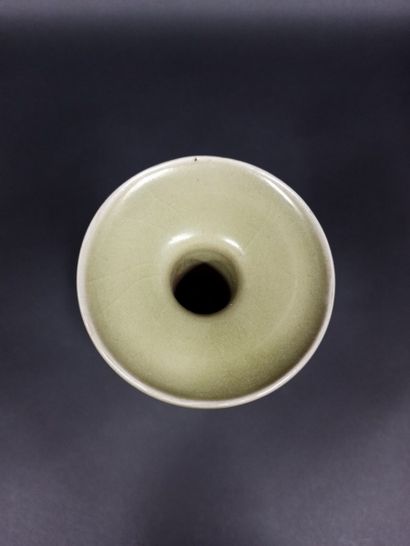 Petit vase en porcelaine couverte dit poudre de thé flanqué de deux anses formant...