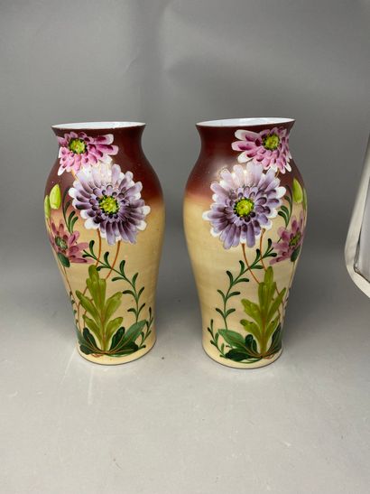 Paire de vases verre application peint de fleurs Paire de vases verre application...
