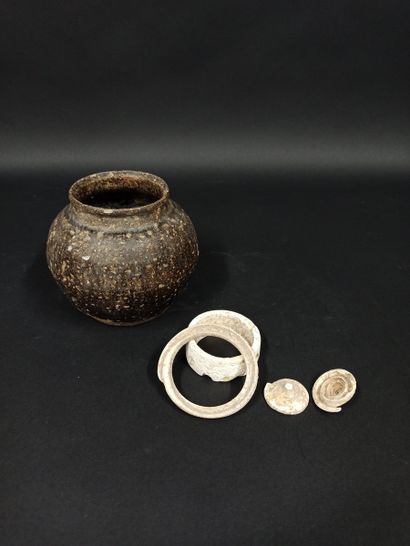 Pièces de fouilles comprenant un bracelet, pot et divers Excavation pieces including...