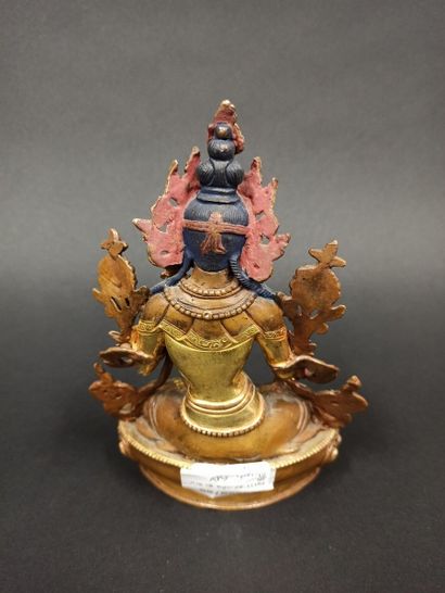 Bouddha en alliage de cuivre représenté assis sur une base lotiforme faisant le geste...