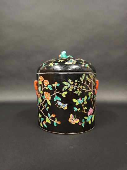 Pot couvert en porcelaine à décor de fleurs et papilons flanqué de deux anses sur...