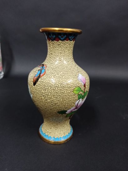 Vase de forme balustre en cuivre et émaux cloisonnés polychrome à décor de pivoines...