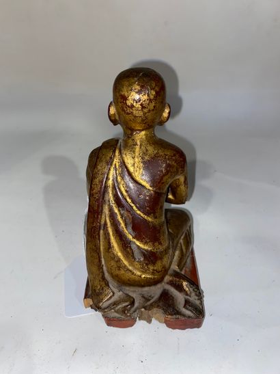 Sculpture en bois sculpté et doré représentant un moins agenouillé en prière. Sculpture...