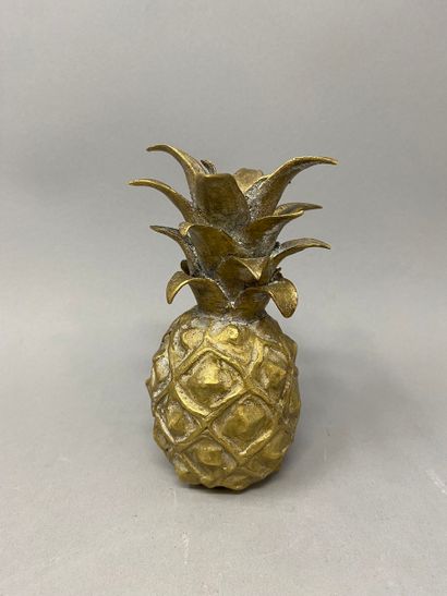 Ananas en bronze doré en état d'usage (traces d'oxcidation) Ananas en bronze doré...