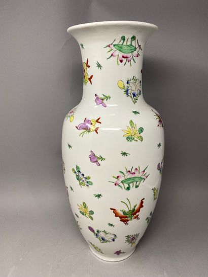 Un vase Chine fond blanc, à décor de semi de fleurs et de papilllons polychromes...
