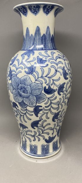 CHINE XXeme, Vase blanc bleu CHINA XXth, White and blue vase
Motif of leaves and...