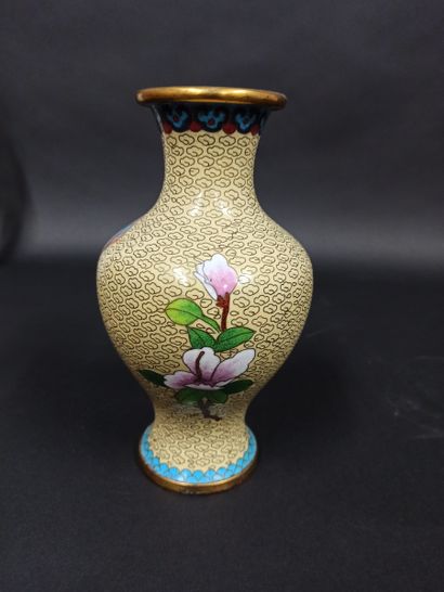 Vase de forme balustre en cuivre et émaux cloisonnés polychrome à décor de pivoines...