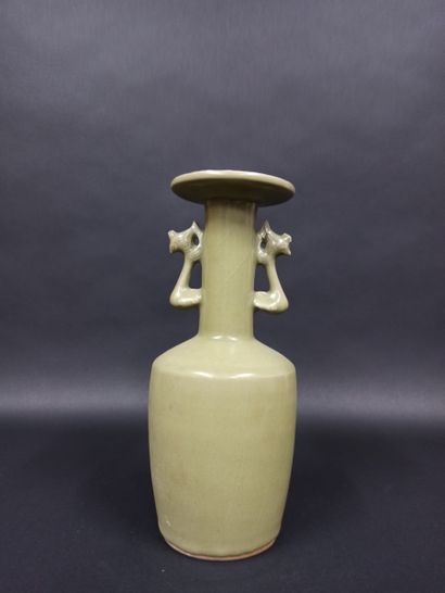 Petit vase en porcelaine couverte dit poudre de thé flanqué de deux anses formant...