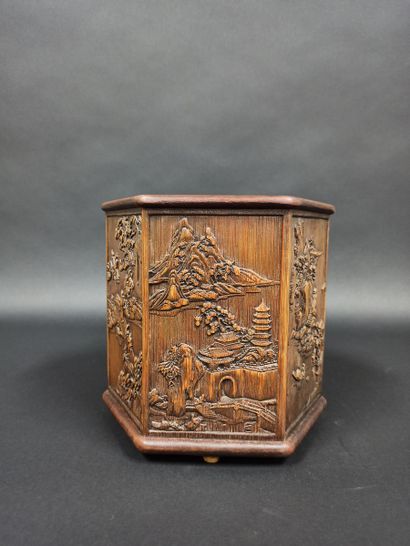 Pot à pinceaux en bambou de forme hexagonale, les panneaux sculptés en léger relief de pagodes et de sages.