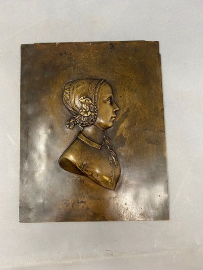 ANONYME ANONYME
profil de femme au bonnet de dentelle 
Plaque bas relief en bronze...