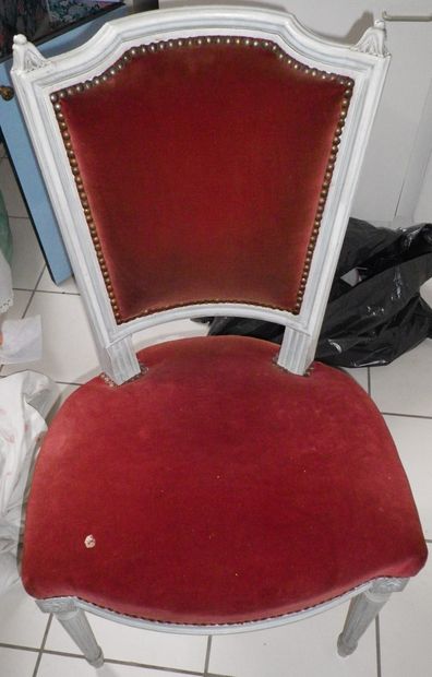 Paire de chaises à dossier légèrement incurvé de style Louis XVI garnies de velours...