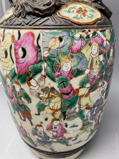 NANKIN, grand vase à décor de guerriers en montagne avec ornements en bas relief...