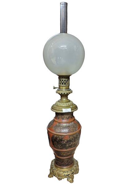 Lampe à pétrole d'époque Napoléon III, en bronze, cuivre et laiton ciselé et patiné...