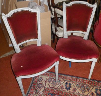 Paire de chaises à dossier légèrement incurvé de style Louis XVI garnies de velours...