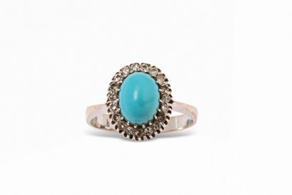 null 14K (585) white gold ring set with an oval cabochon turquoise in an 8/8 round...