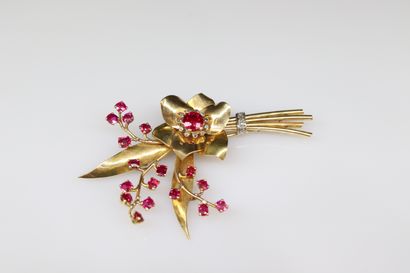 null Flower and bouquet brooch in 18K (750) gold, adorned with red glass pastes and...