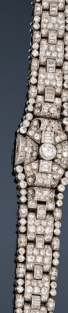 null Ecrin de Madame X, Grèce.
Bracelet en platine et or 9K (375), articulé de motifs...