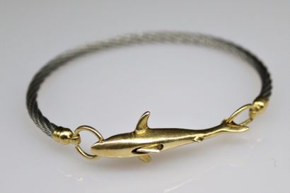 null Steel wire bracelet, the clasp drawing a shark in 18K (750) gold. 
French work...
