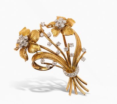 null 18k (750) yellow gold and platinum clip, representing a bouquet of flowers,...